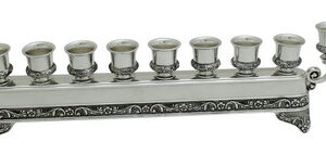חנוכיה ניקל מהודרת "עיטורים" 29x10 ס"מ